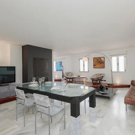 Daire Exclusive Penthouse, With Sea And Marina Views And Private Parking, In The Heart Of Puerto Banus *