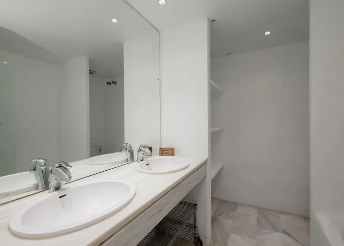 Exclusive Penthouse, With Sea And Marina Views And Private Parking, In The Heart Of Puerto Banus Apartment