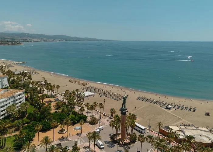 Apartment Exclusive Penthouse, With Sea And Marina Views And Private Parking, In The Heart Of Puerto Banus *