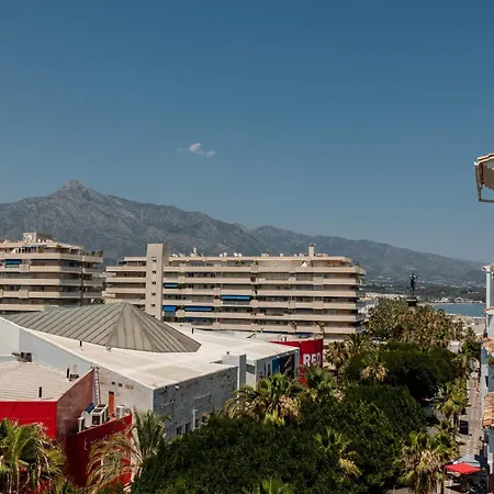 Stunning Penthouse With Sea Views And Private Parking In Puerto Banus *